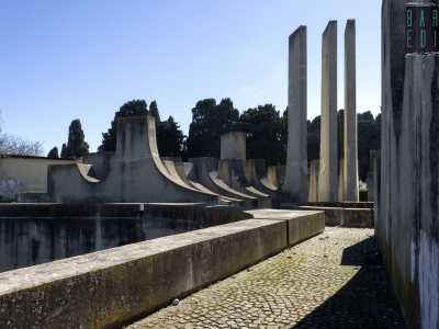 Prima di scendere nella cripta perlustriamo il momumento, avvertendo mentre camminiano una strana sensazione di destabilizzazione